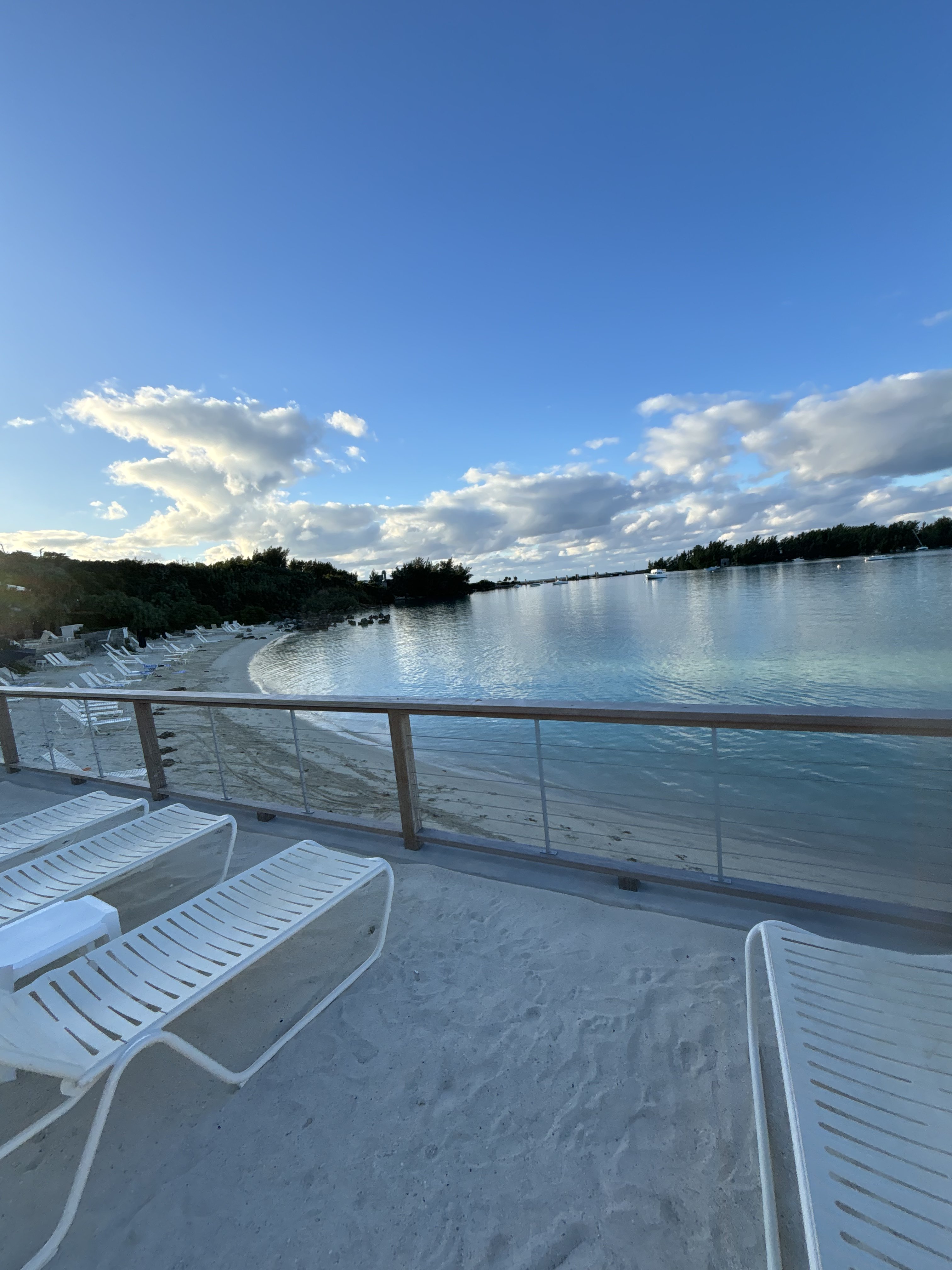 Bermuda: Grotta Bay Far Away