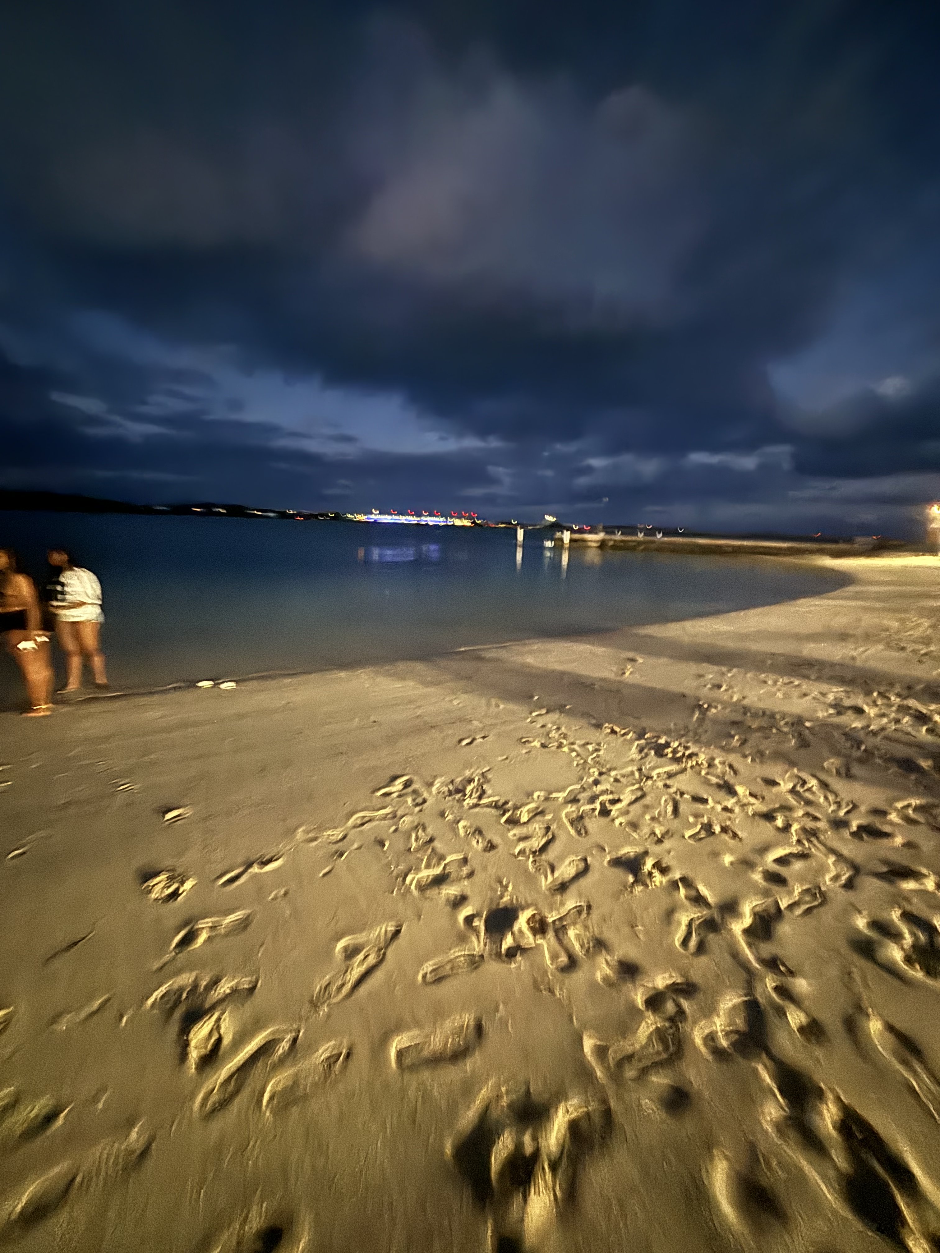 Bermuda: Grotta Bay Far Away